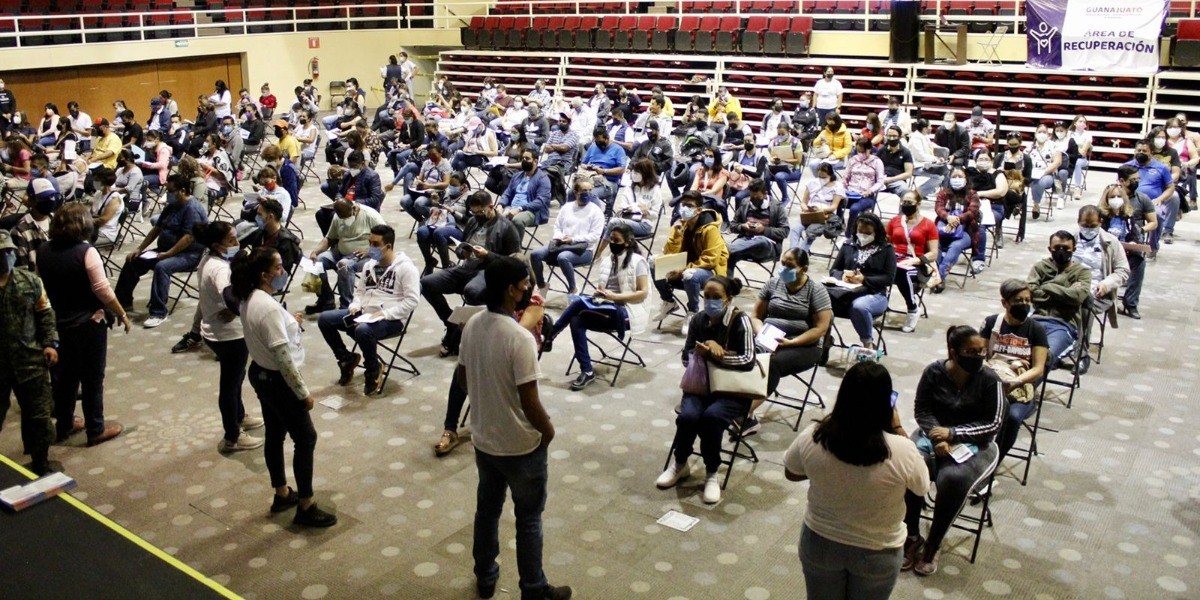 Vacunación de refuerzo para maestros no iniciará este sábado