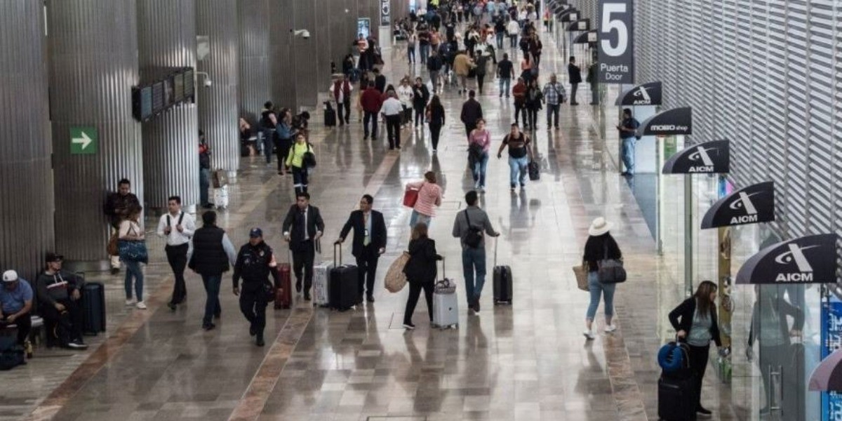 Cancelan decenas de vuelos en CDMX ante contagios del personal de aerolíneas