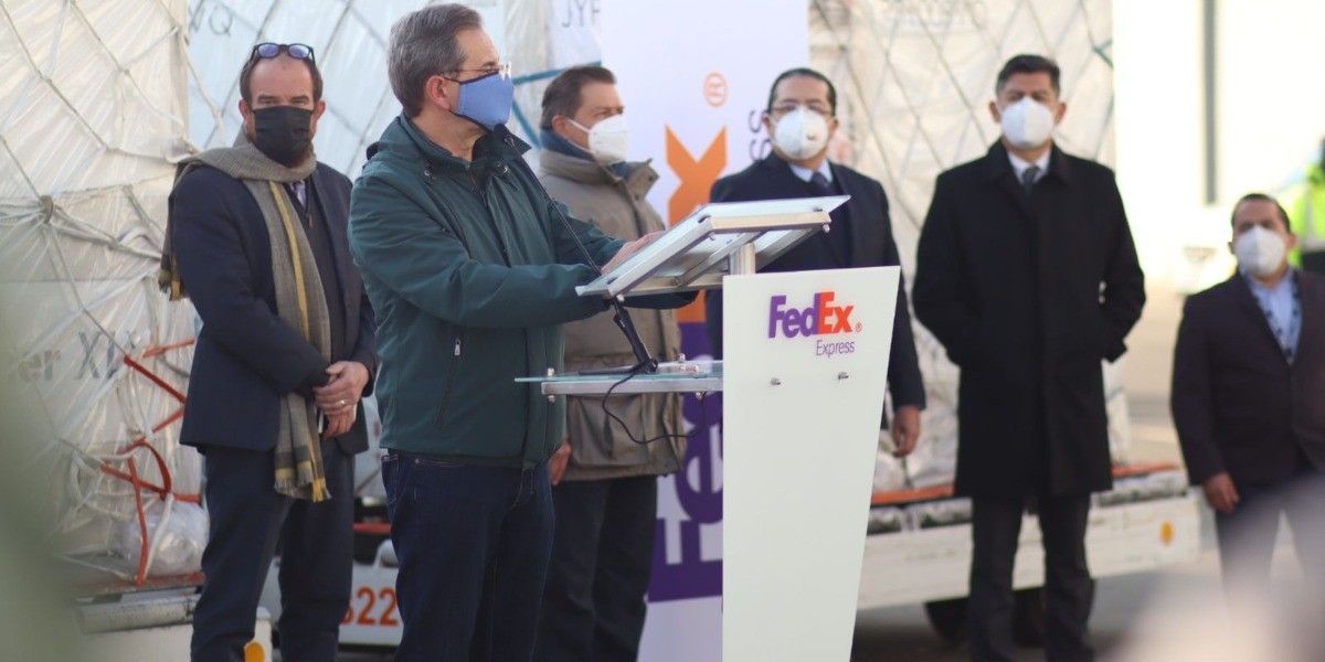 Llega a México cargamento con vacunas de refuerzo para maestros