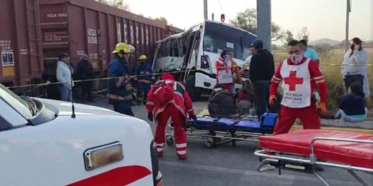 Camión de personal intenta ganarle el paso al tren; hay un muerto y ocho heridos