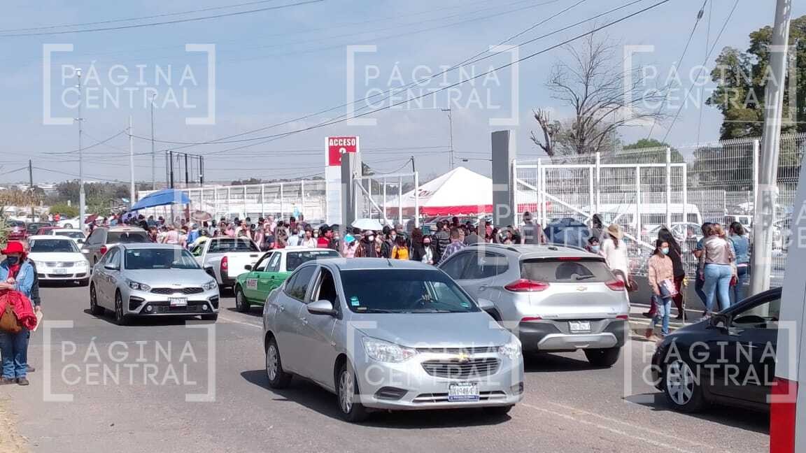 Maestros ponen el ejemplo y acuden a ponerse el refuerzo