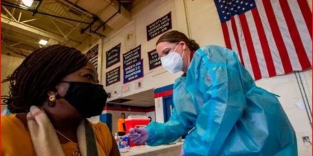 Bloquean mandato de Biden de vacunación obligatoria a empresas