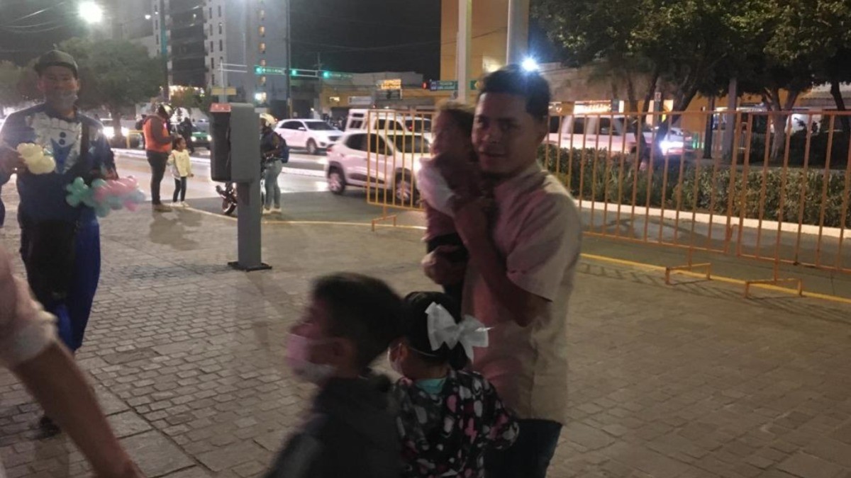 Rompen visitantes, comerciantes y servidores públicos protocolos en Feria de León