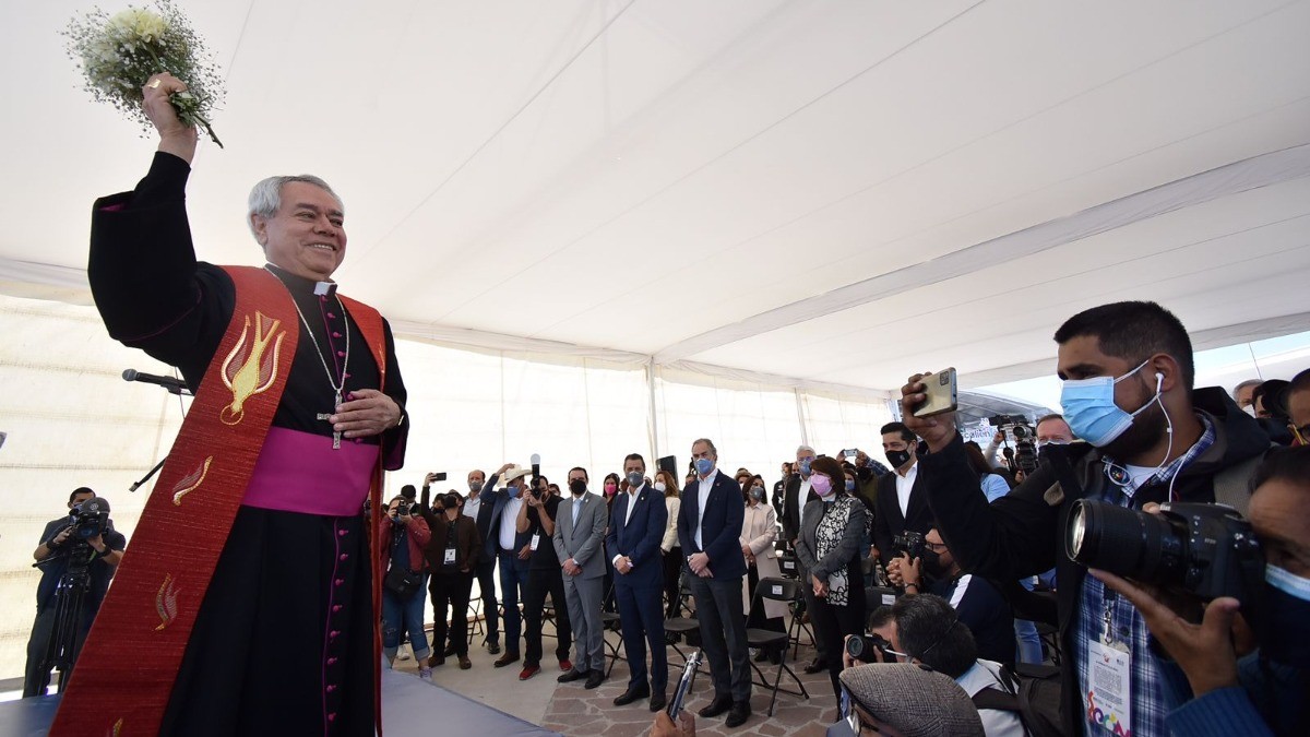 Arzobispo de León da positivo a covid-19; inauguró la feria sin cubrebocas