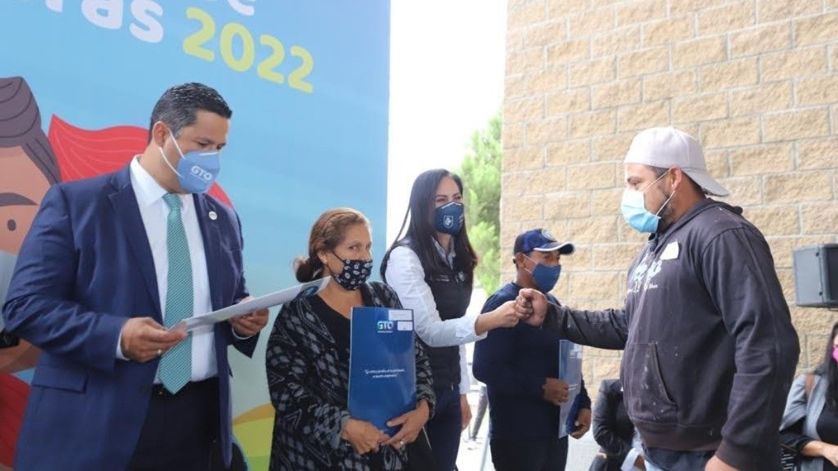 Entrega Imuvi 300 escrituras a igual número de leoneses