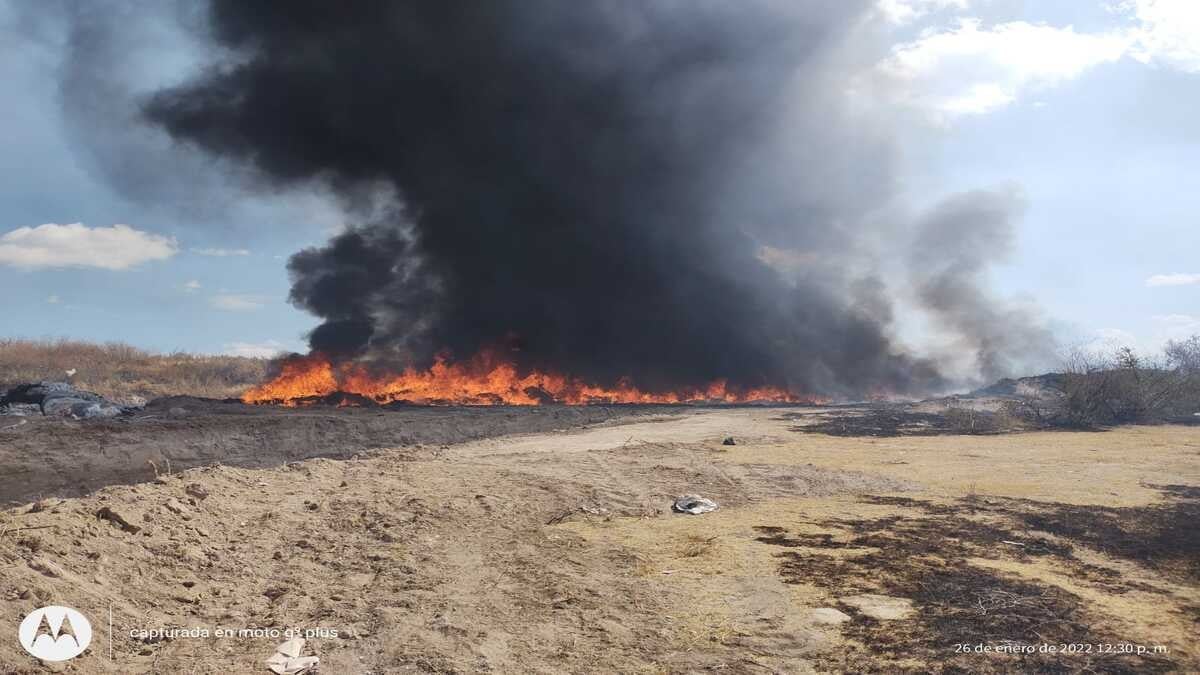 Denuncia Purísima daño ambiental por quema en basurero de calzado
