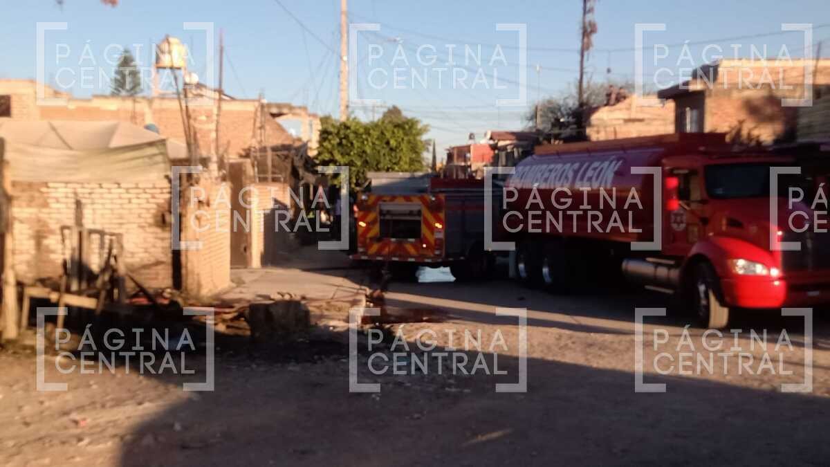Se extiende incendio de recicladora a casas en malecón