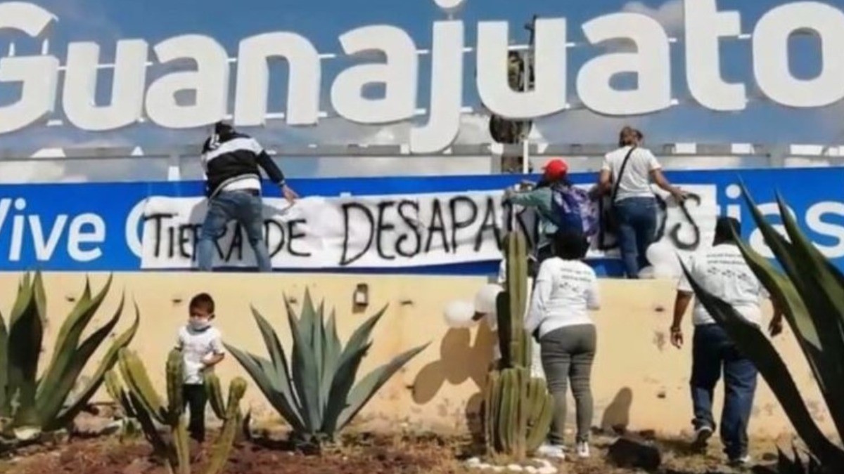 Agentes de la FGE extrajeron dinero, equipo de cómputo y autos: colectivos