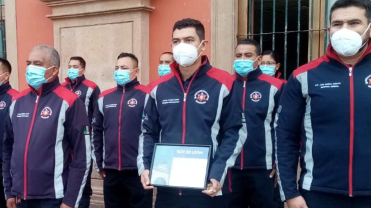 Homenajean a bombero por librar cáncer tras 7 meses internado en aislamiento