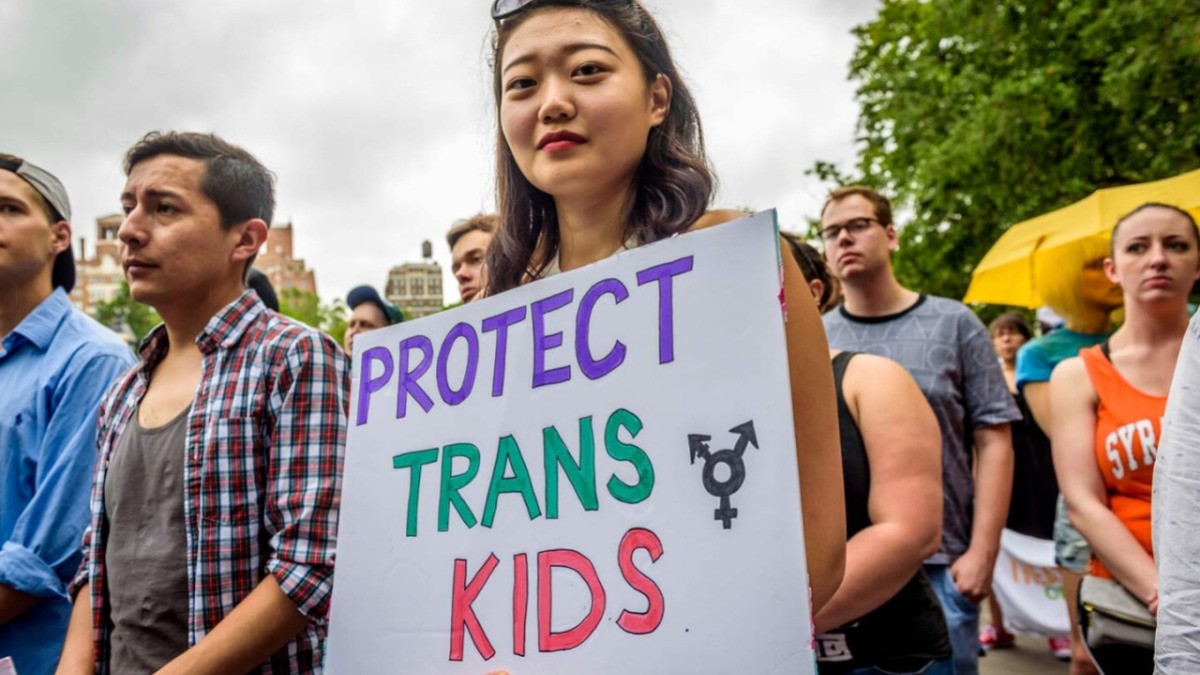 Ordena gobernador de Texas denunciar a menores transgénero en tratamiento