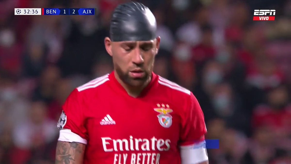 Impacta choque de cabezas en partido de la Champions