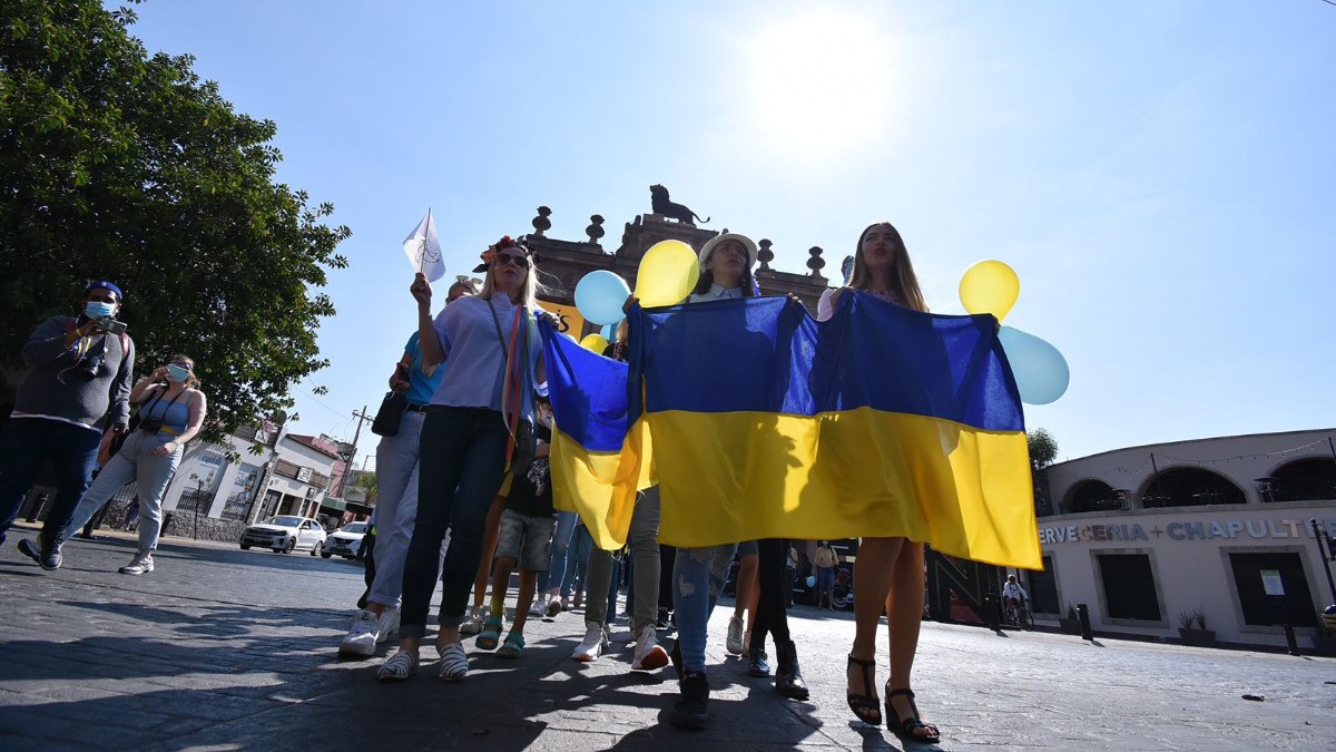 Marchan por la paz ucranianos que viven en el Bajío