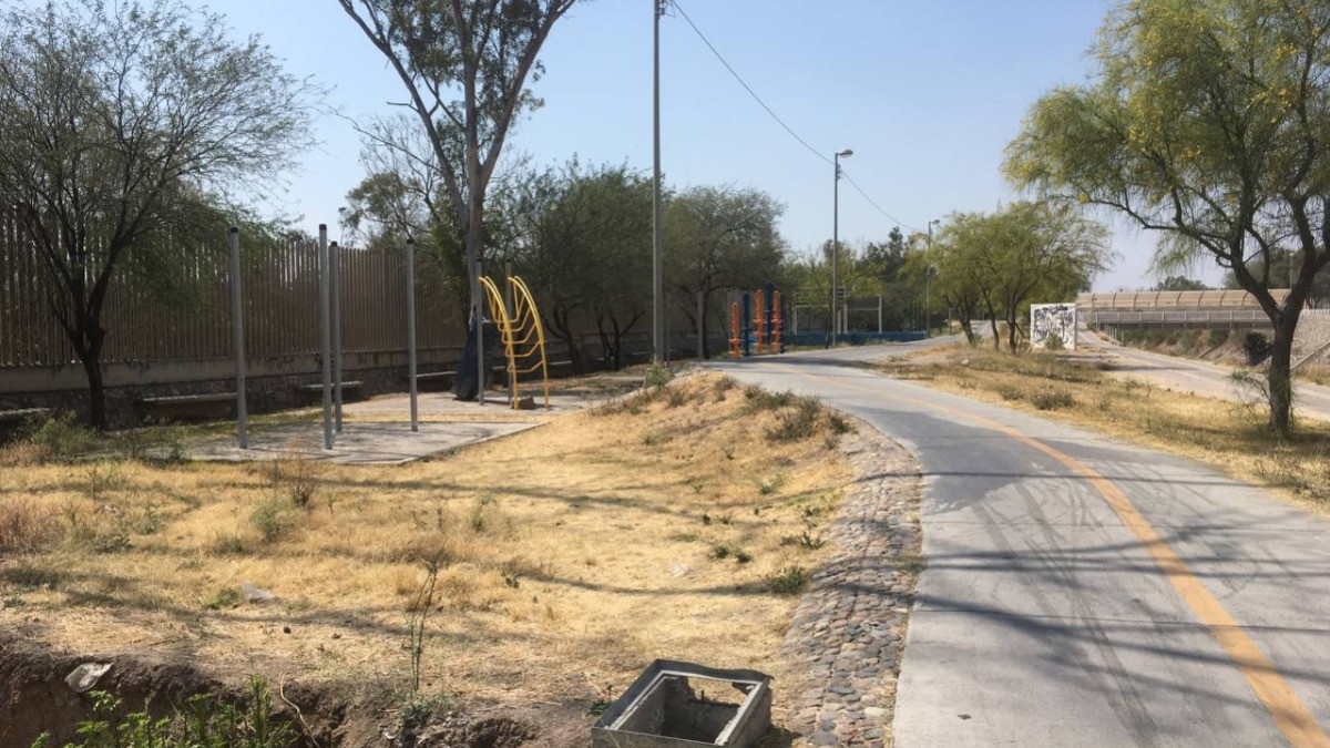 Es La Sardaneta un fantasma del parque que debió ser