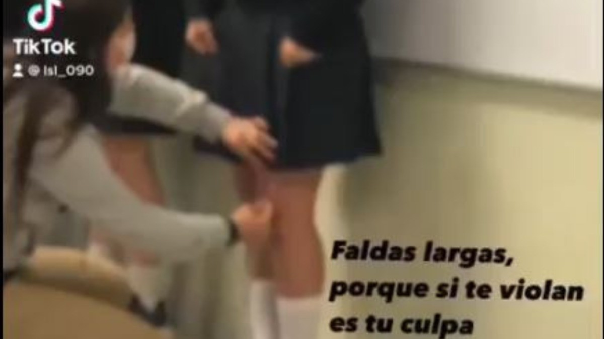 Les levantan la falda a alumnas para que cumplan las reglas