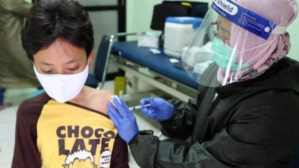 Buscan padres de familia amparos por escuelas para vacunar a sus hijos