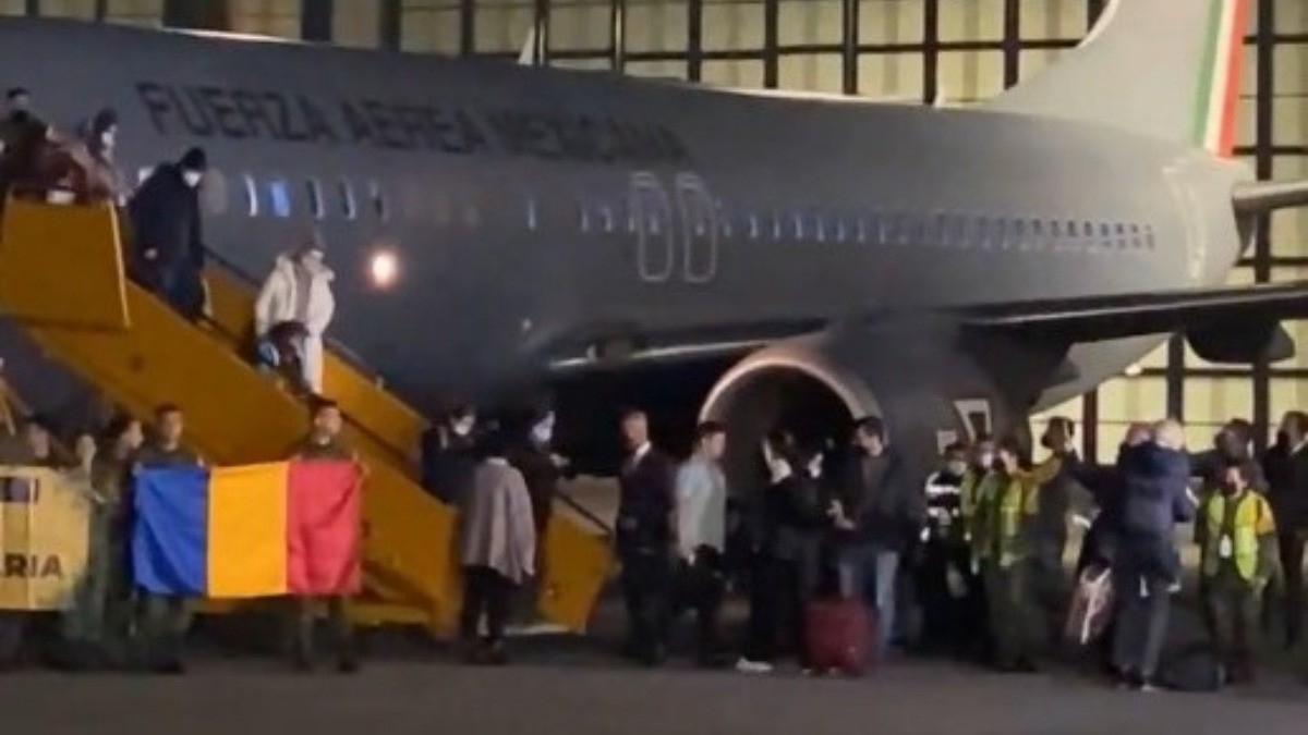 Leonesa y otros 43 mexicanos, llegan a salvo a México procedentes de Ucrania