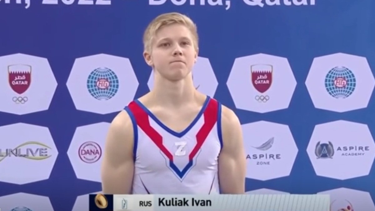 Atleta ruso sube al podio con un símbolo de la invasión a Ucrania