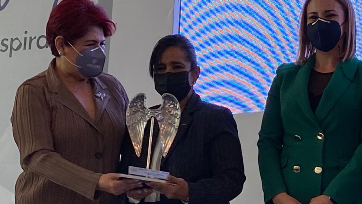 'Dan alas' a 15 mujeres por ser una inspiración para León