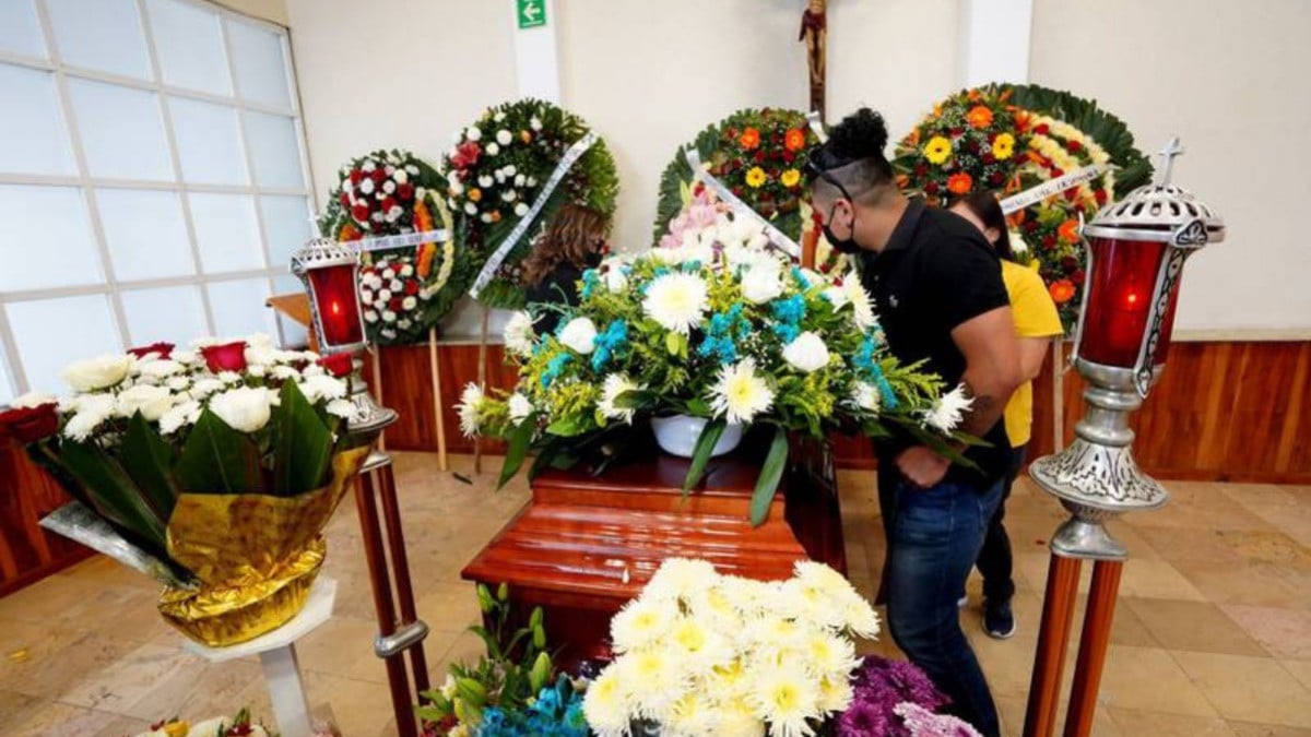 Empistolados entran al velorio del periodista asesinado y amenazan los presentes