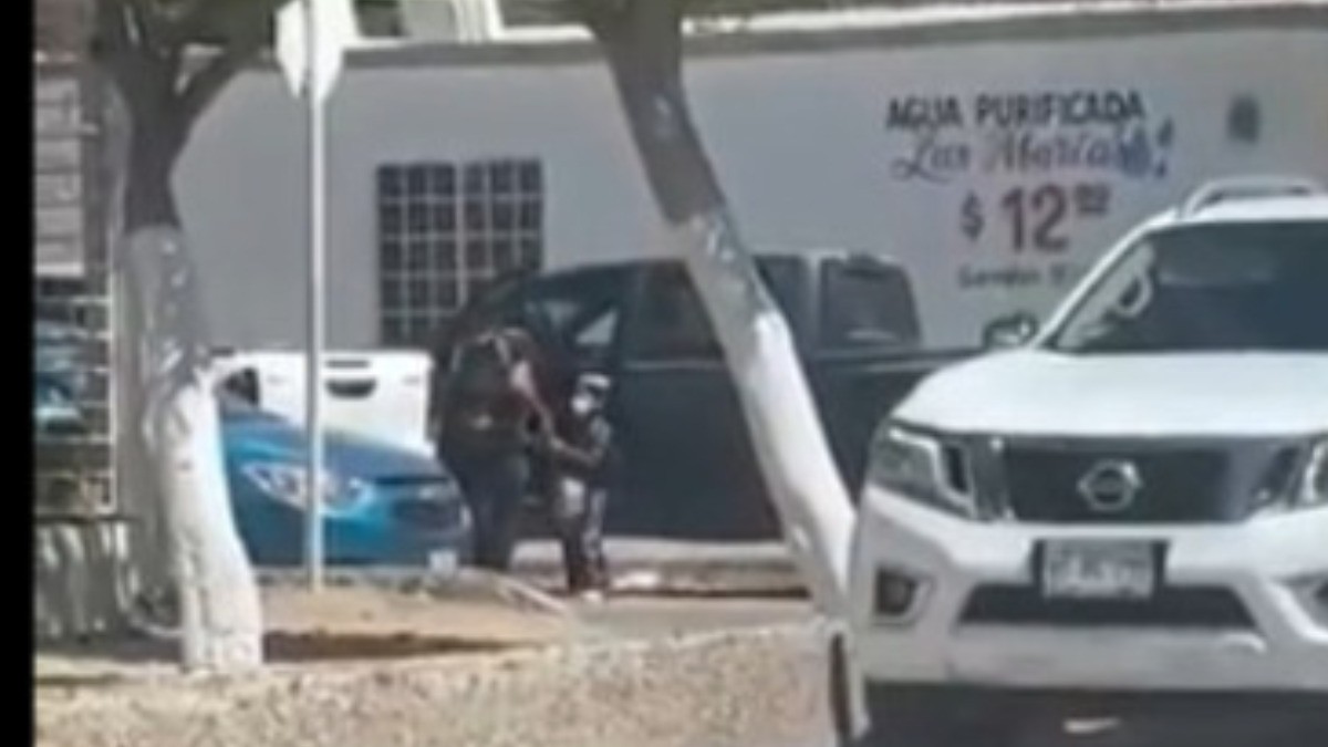 #VIDEO | Niña intenta rescatar a su padre de un ‘levantón’