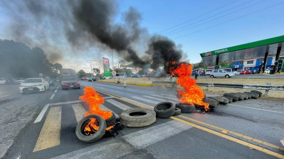 Bloquean la carretera México-Cuernavaca para liberar a secuestrados