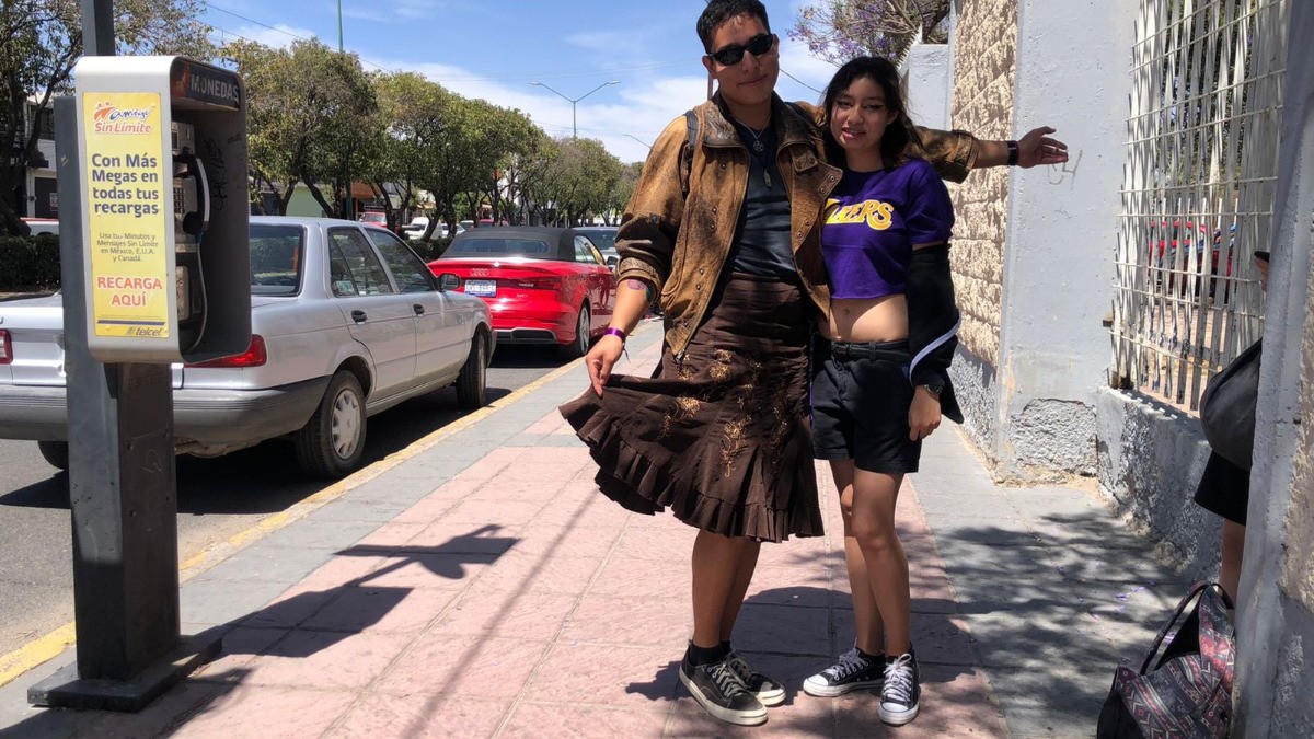 Alumnas de la Prepa Oficial defienden libertad a elegir su vestimenta