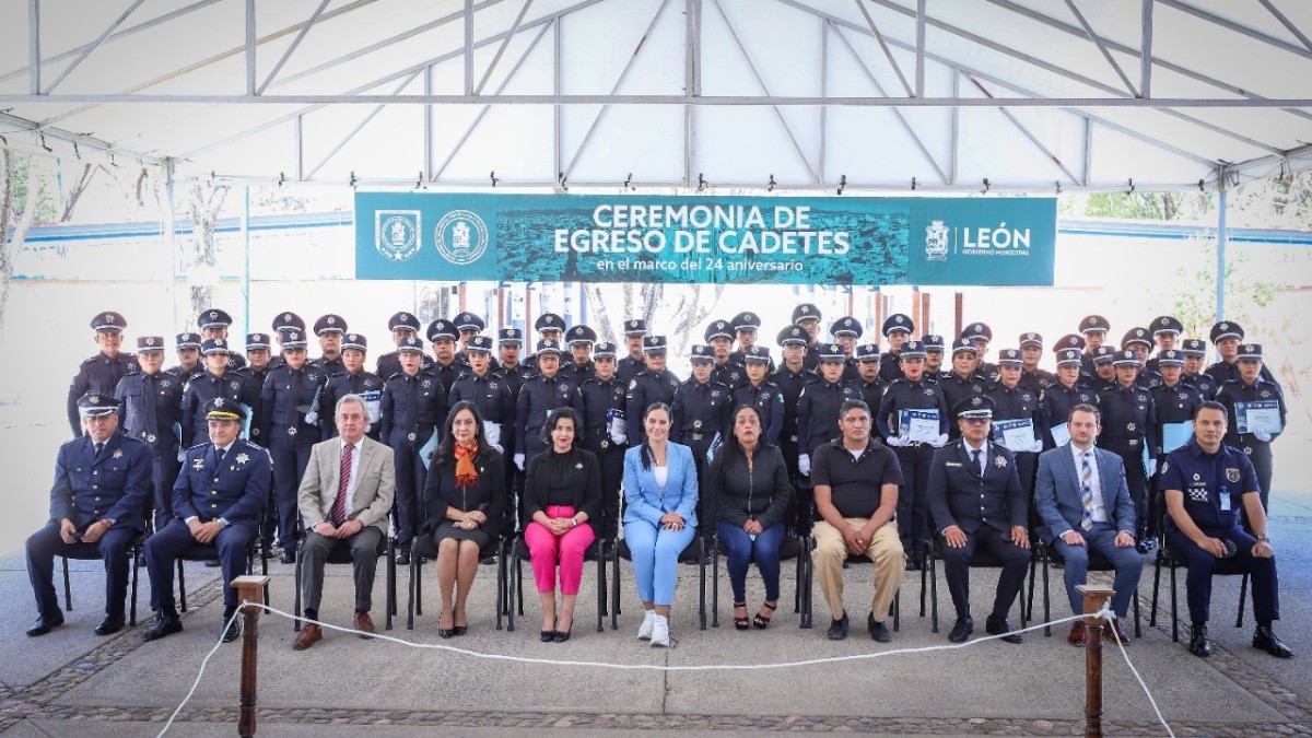 Felicitan a nuevos policías de la Academia de León