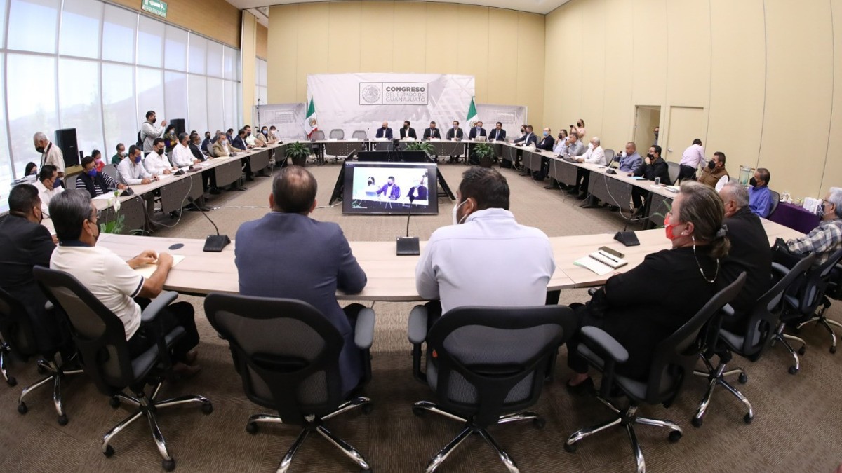 Taxistas participan en mesa de análisis en materia de movilidad