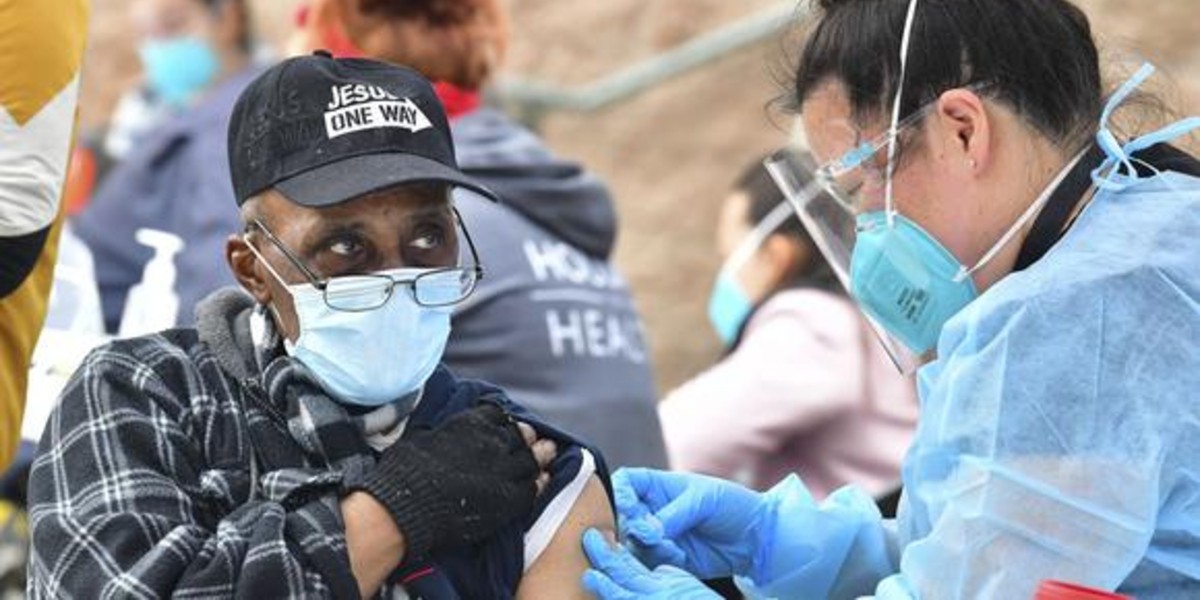 Analizan en EE. UU. nuevo refuerzo de vacunas covid para otoño