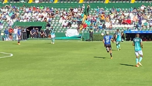 León y Querétaro empataron en un partido con expulsiones