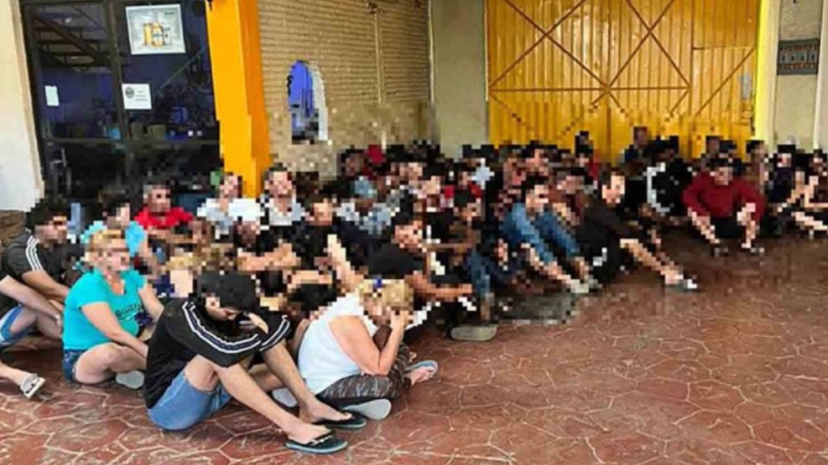 Cae ‘pollero’ en Oaxaca; escondía a 70 migrantes en pozos y cuarto de máquinas