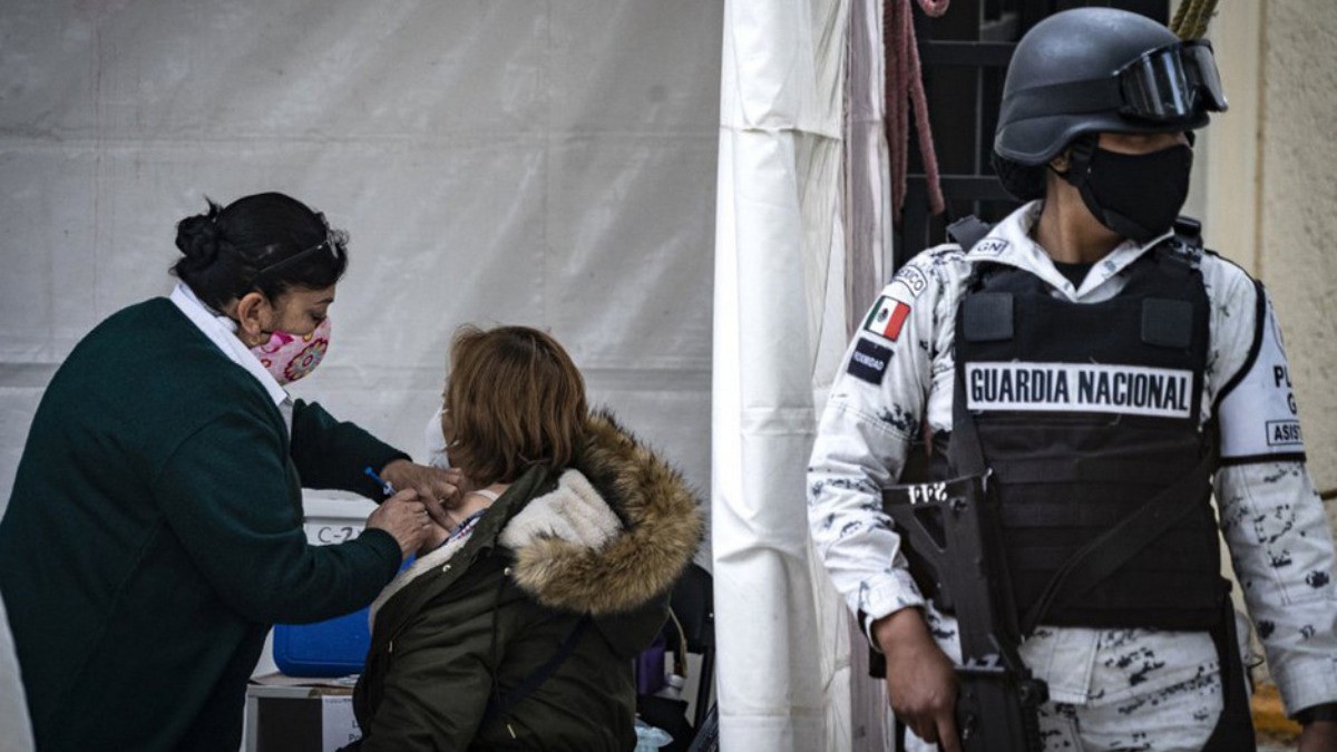 Vacunas ya llegaron, pero hay que esperar hasta que elementos de la GN vigilen la aplicación