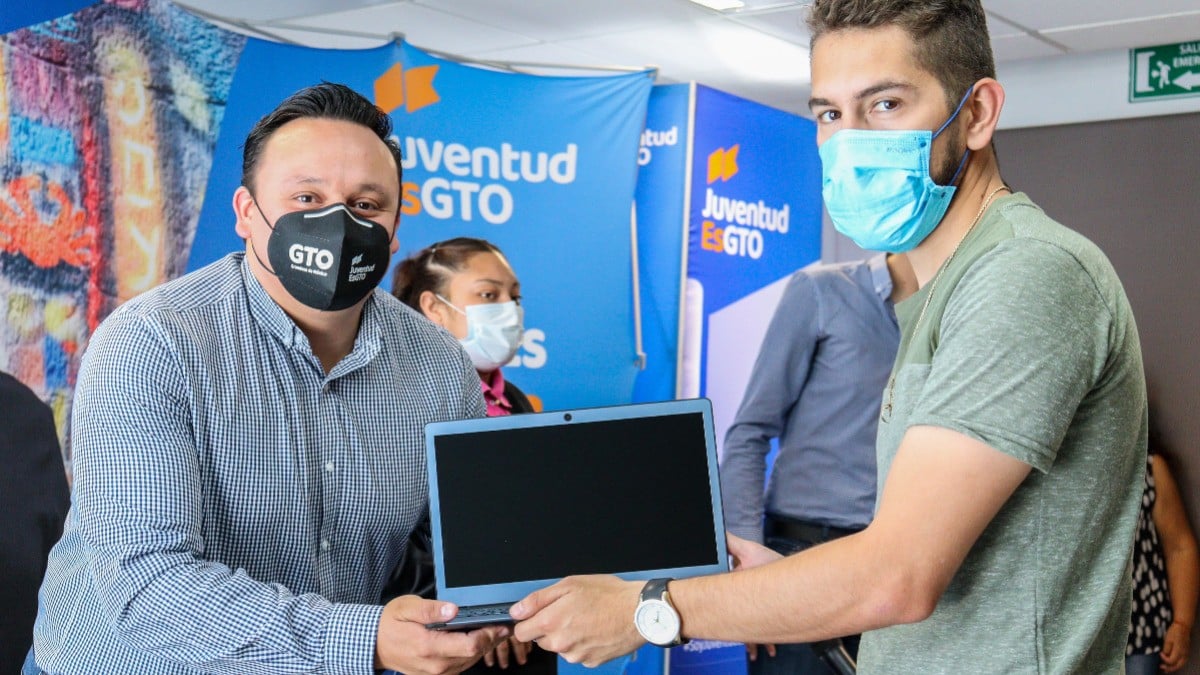 Concluye entrega de equipos básicos del Programa Mi CompuGto