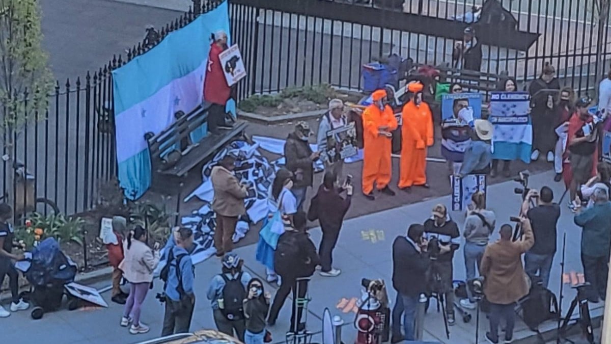 Acusan a expresidente de Honduras de recibir sobornos del Chapo