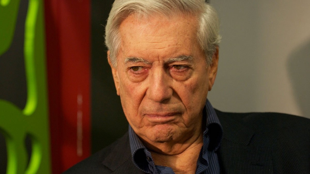 Hospitalizan a Mario Vargas Llosa por covid-19