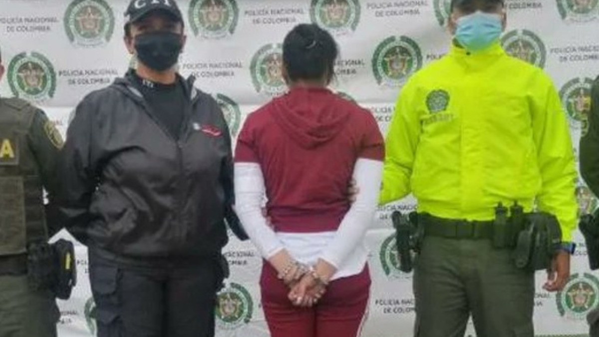 Mujer asesina a indigente para robarle a su bebé del vientre