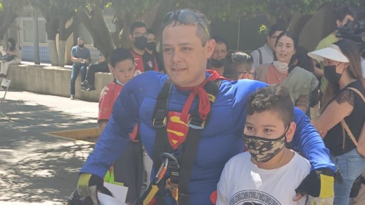 Bajan superhéroes del Antiguo Hospital Civil de Guadalajara por el día del niño