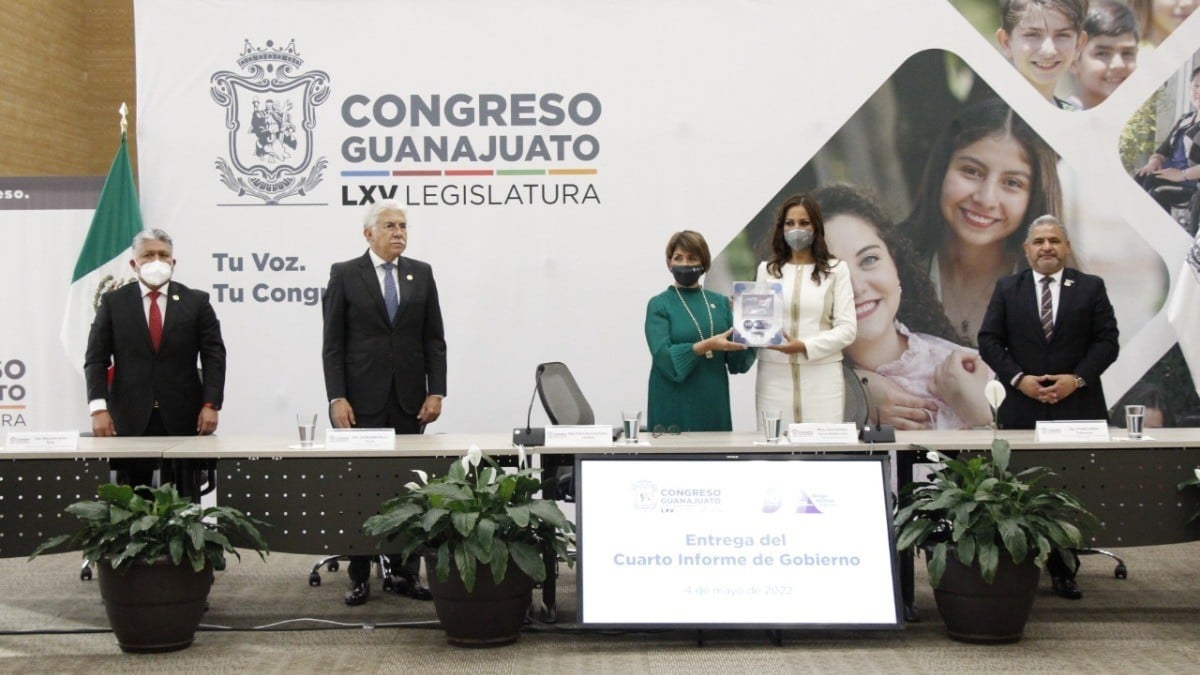 Entrega Libia cuarto informe de gobierno al Congreso