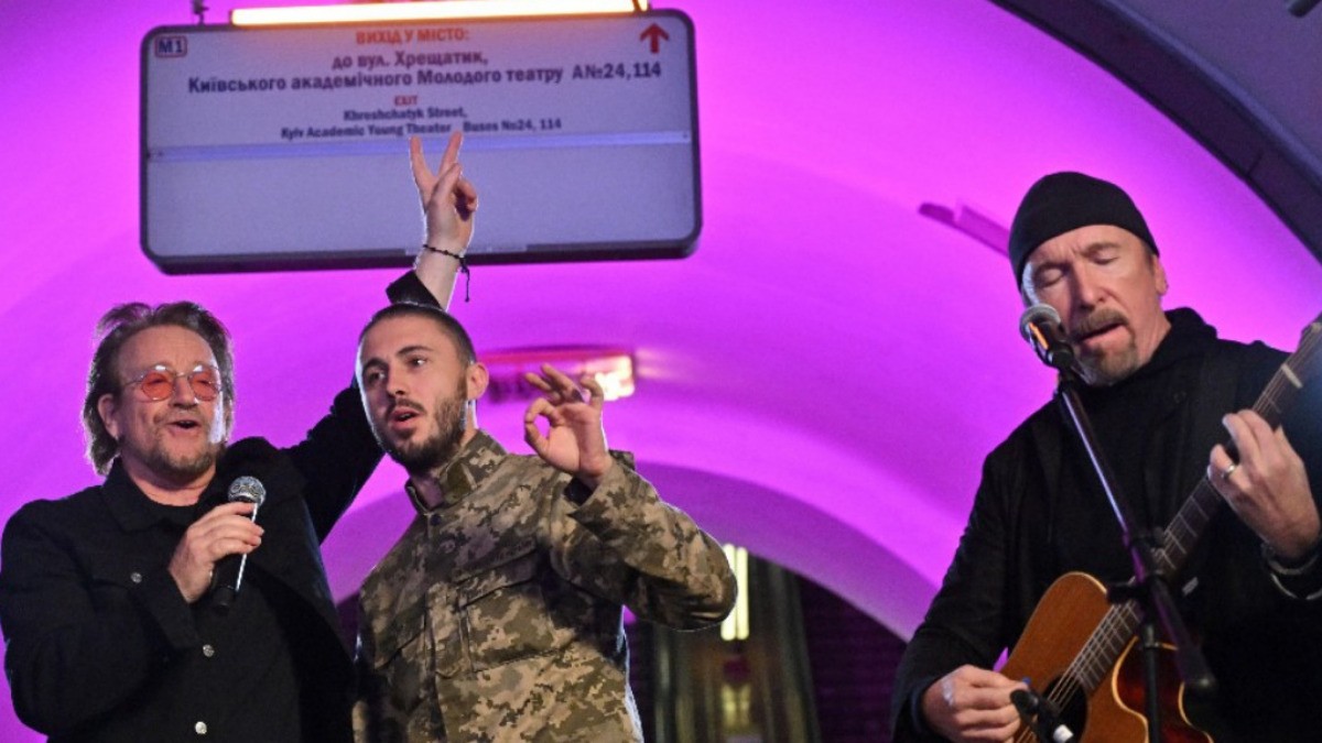 Bono da concierto en Kiev en apoyo a Ucrania
