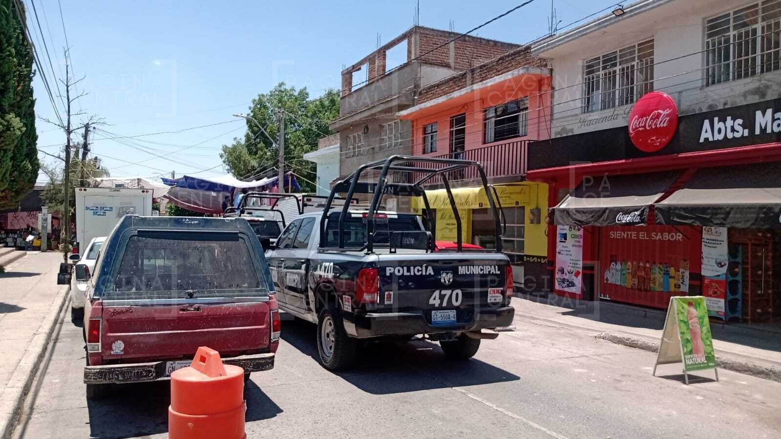 Motosicarios disparan contra hombre en pleno tianguis