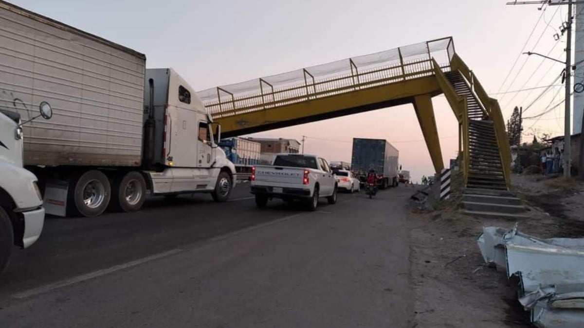 Caída de puente en Irapuato desquicia el tráfico, y afecta a miles de trabajadores