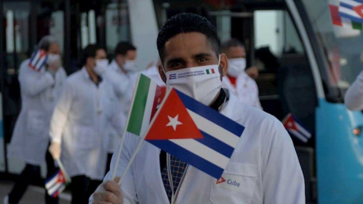 Admite juez federal amparo contra la contratación de médicos cubanos