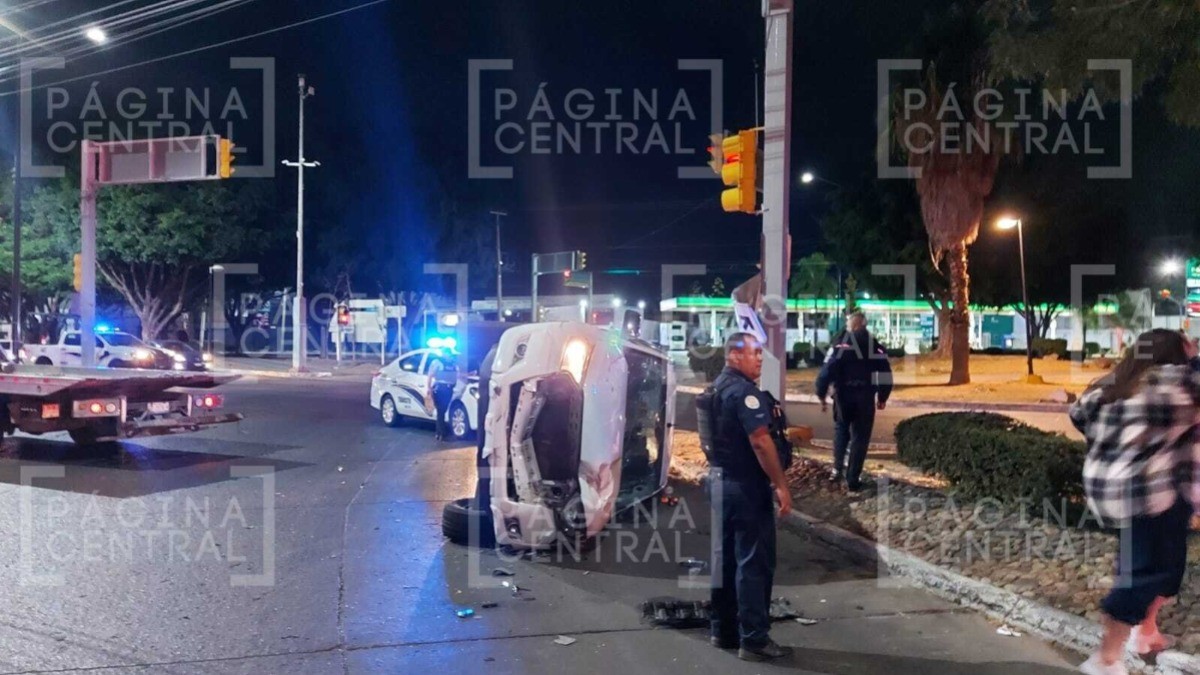 Se pasa luz roja, choca a auto y vuelca camioneta
