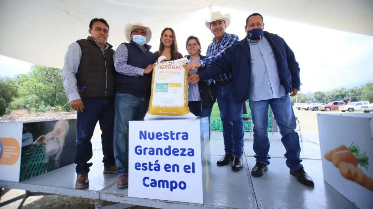 Apoyan SDAyR con fertilizante a agricultores de Coroneo