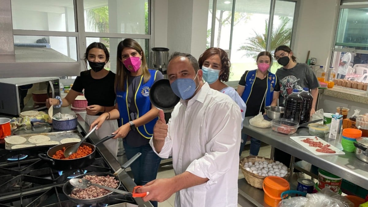 Lleva Club de Leones cena de cumpleaños a casa hogar Voy de tu Mano