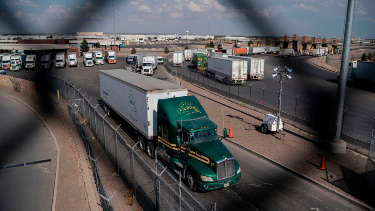 Tragedia en Texas, localizan un tráiler con 46 migrantes muertos