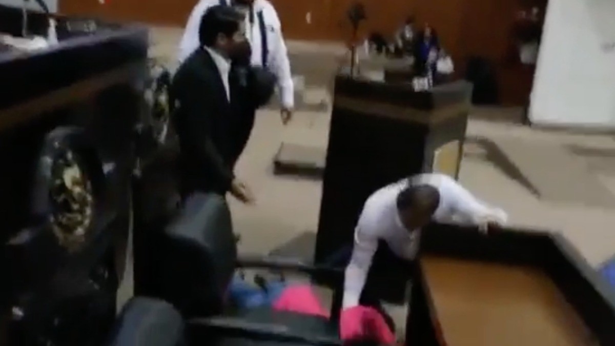 Diputada morenista pelea por urna y hiere a compañera