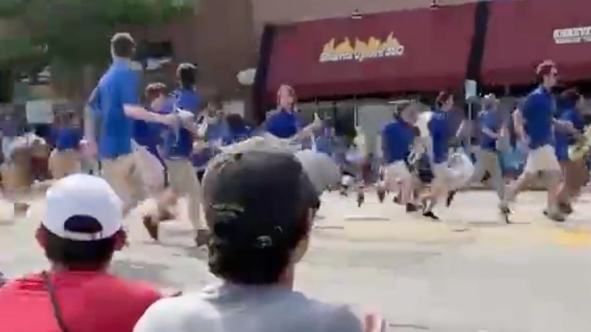 Tiroteo en pleno desfile por el Día de la Independencia, deja seis muertos y más de 30 heridos