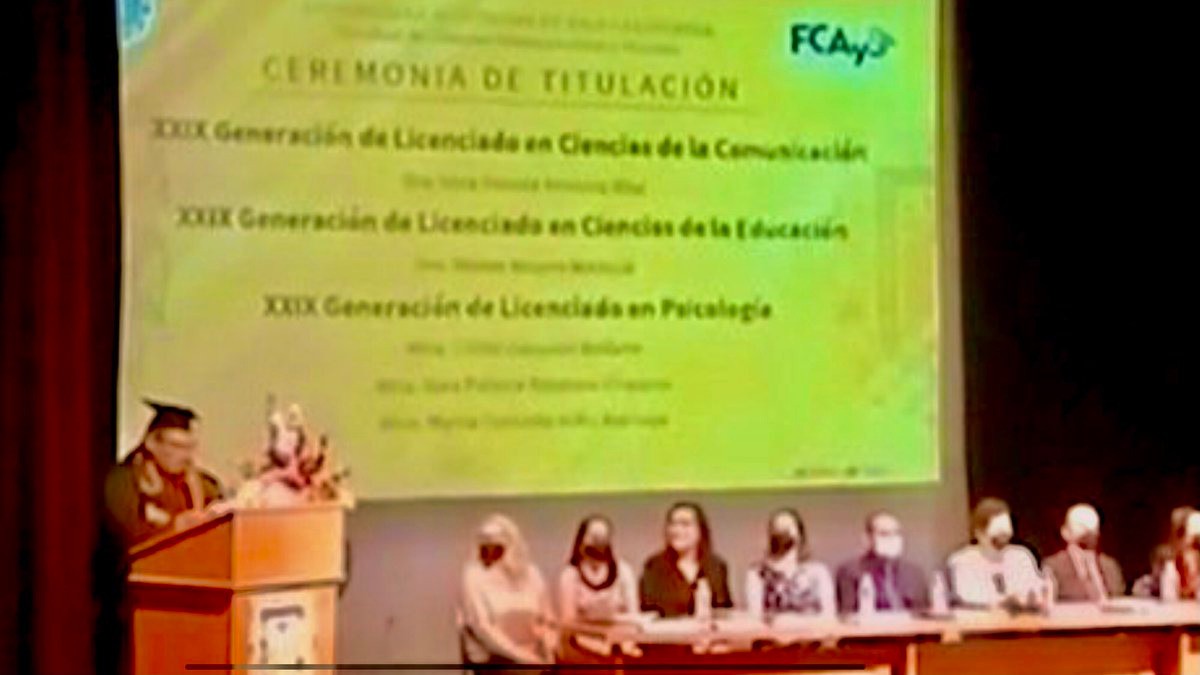 Saca discurso de odio en plena graduación y piden quitarle el título