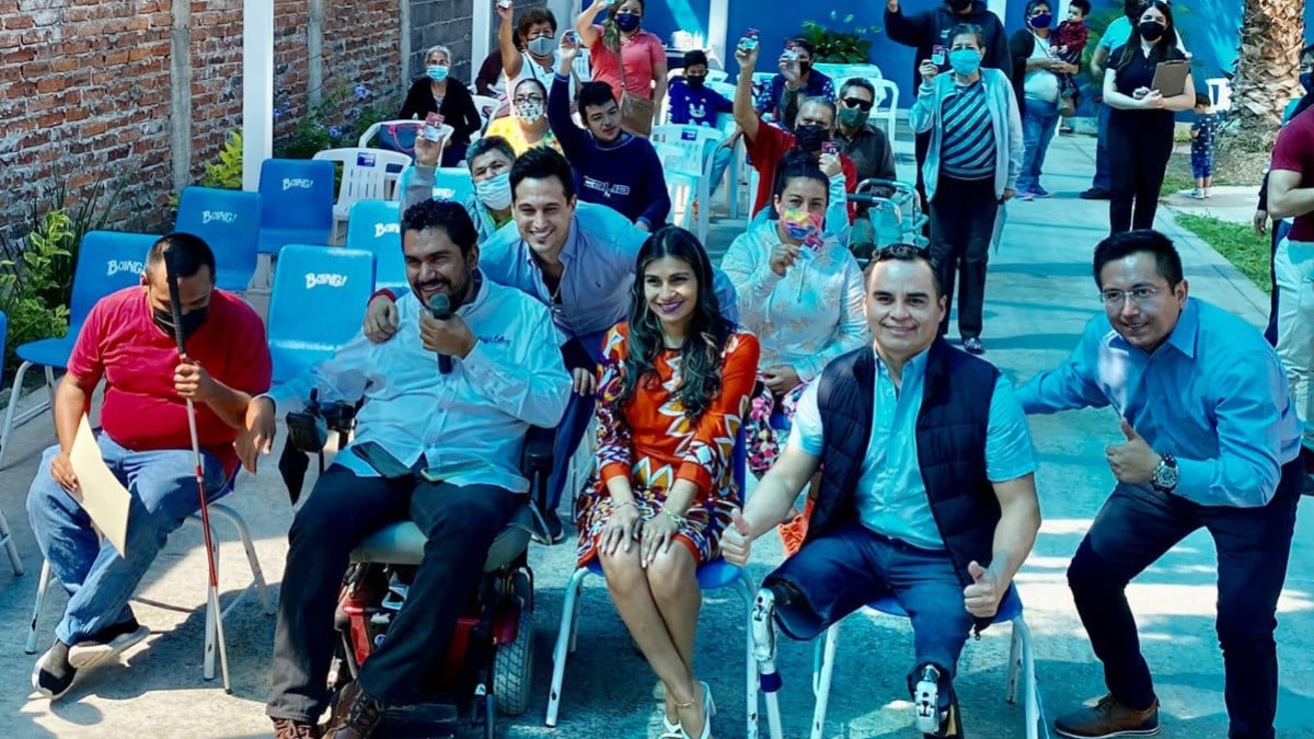 Credencializa Ingudis a personas con discapacidad en Celaya